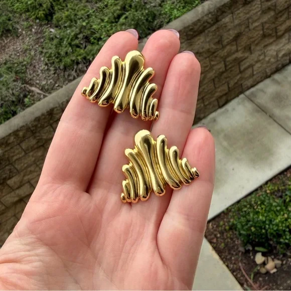 Triangle Wave Stud Earrings Vintage Style - Picture 5 of 5